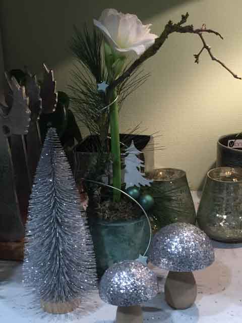 Weihnachtliche Gestecke, Pflanzen und Deko